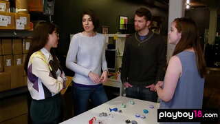 Amateur foursome kutomba na jogoo njaa MILF akina mama wa nyumbani