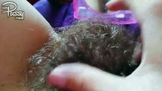 Amator të dashurën me një flokë pidhi masturbates kundërt një pasqyrë