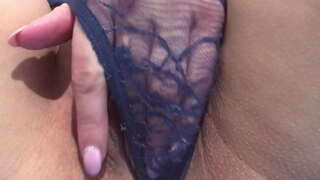 Ž�女の滑りのニーズコック。 近