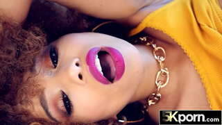 Suur Perse Must Babe Põrkab kohta Kukk