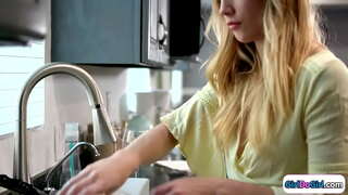 Big tits blondīne atnāk mājās agri, lai viņai mazi pupi, gf un tās svinēt kopā ar lesbiešu seksu.Viņi skūpsts un piedauzīgo meiteni ir rimmed un viņas facesits