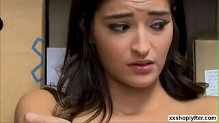 Horny Āpiha i te pae hopea whiwhi i te whai wāhi ki te fuck Emily Willis i roto i te hikituri