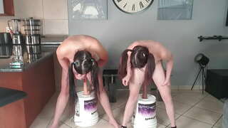 2 נאַקעט קליין טיטטעד קאָלעגע סלוץ ביידע טאן די דילדאָ סקוואַט באַרען אַרויסרופן צוזאַמען | דילדאָ פאָר