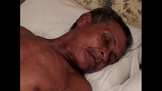 Njeriu i vjetër marrjen e disa yndyrë pidhi