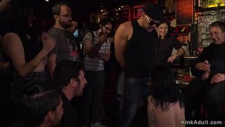 Euro zeshkane rob në ndonjë bar për të bërë shuplaka dhe thithte karin