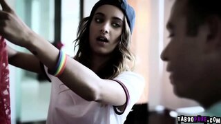 Chad ecin në familys shtëpinë e pranishme në dorën e Dëgjuar atë të hyjë