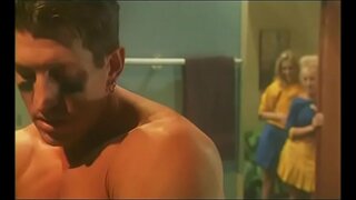 Geile Cheerleader Calli Cox und April bekommt gefickt in der Umkleidekabine