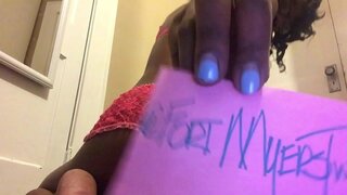 Slim Nene Babe Inaonyesha Yeye Anaweza Makofi Booty Yake Pia!