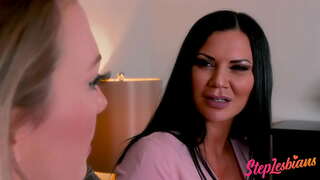 Stepmom Tregon Bijës Si Të Ketë Seks Lezbik