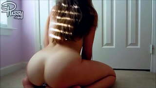 Dildo ndyrë në qilim në shtëpi