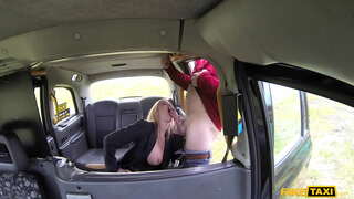 ���नावट टॅक्सी गरम अर्भक होली चुंबन जसजसे तिचे पाय आणि कोंबडा निराशेचा उदगार